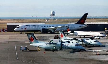　カナダ航空最大手エア・カナダは４月２日、同国の旅行会社トランザットＡＴの買収計画を撤回した。２０１９年２月、バンクーバー国際空港で撮影（２０２１年　ロイター/Ben Nelms）