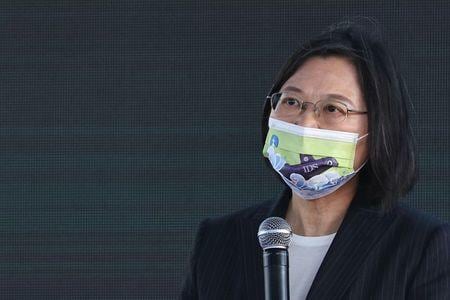 １２月８日、台湾の蔡英文総統（写真）は、台北で開催された安全保障フォーラムで、軍事拠点化が一段と進む南シナ海などに言及し、台湾は「専制的な勢力」による軍事的脅威に日々直面していると述べた。写真は台湾の高雄で１１月撮影（２０２０年　ロイター／Ann Wang）