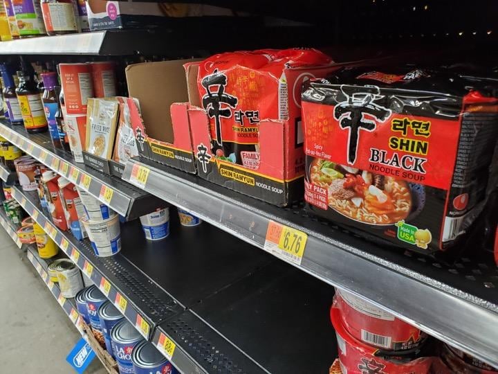 アメリカのスーパーマーケットに並ぶ辛ラーメンブラック　photo by Azumi Warrick