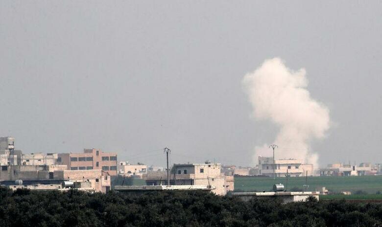 シリアのアサド政権軍は、反体制派の拠点である北西部イドリブ県の要衝サラケブに再び進軍した。一方、反体制派を支援するトルコはアサド政権軍への攻撃を継続する考えを示した。2月28日、空爆のあったサラケブで撮影（2020年　ロイター/Umit Bektas）