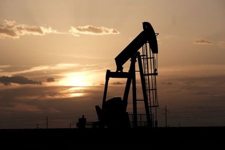 　１２月１２日、国際エネルギー機関（ＩＥＡ）は月報で、石油輸出国機構（ＯＰＥＣ）と主要産油国の減産拡大や、米などの生産減少が見込まれるにもかかわらず、世界の石油在庫が大幅に増加する可能性があると指摘した。写真は米テキサス州ミッドランド近郊で８月２１日撮影（２０１９年　ロイター/Jessica Lutz）