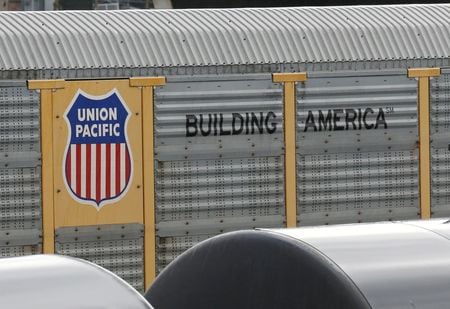 　米国の荷主団体は、鉄道会社ユニオン・パシフィックとノーフォーク・サザンの合併計画を巡り、規制当局に阻止するか、厳しい条件を設けるよう求めている。英紙フィナンシャル・タイムズ（ＦＴ）が３日に報じた。写真は米ワシントン州シアトルで２０１７年２月撮影（２０２５年　ロイター／Chris Helgren）
