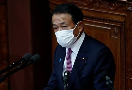 麻生太郎財務相は３日、緊急事態宣言の追加や延長を余儀なくされたことで追加の財政措置が必要か問われ、「今の段階からどうすると考えているわけではない」と述べた。１月撮影（２０２１年　ロイター/Issei Kato）