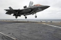 戦闘機F-35B、着陸に失敗し回転──パイロット緊急脱出の一部始終