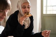 「ピザを食べる女性」はテレビに映せません。 イランで新ガイドライン