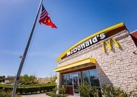マクドナルド店内で、少年らのグループが傍若無人に暴れ回る衝撃映像...店内を破壊し、レジの金を強奪