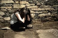 性暴力から逃れてイギリスにきた女性の3分の1がまた襲われる