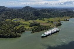 パナマ運河優先通航に400万ドル支払いか、「市場動向反映」と当局