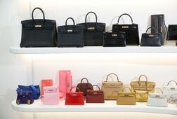アングル：エルメス「バーキン」、希少性ゆえの魅力に陰り　転売市場で価格下落