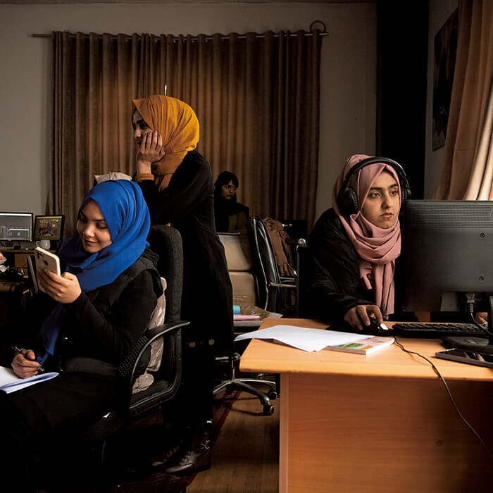 女性問題を中心に扱うメディアで働く女性ジャーナリストたち。タリバン政権下でメディアの43%が消滅し、ジャーナリストの3分の2が仕事を辞めた。特にタリバン政権復活後の2年の間に女性ジャーナリストの8割が仕事を離れた