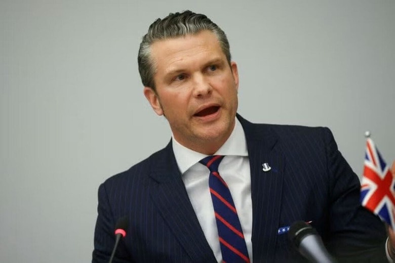 ヘグセス米国防長官は１２日、ウクライナが２０１４年以前の国境に戻るのは非現実的であり、米政権はウクライナの北大西洋条約機構（ＮＡＴＯ）加盟がロシアによる戦争の解決策の一部になるとは考えていないとの見解を示した。同日撮影（２０２５年　ロイター/Johanna Geron）