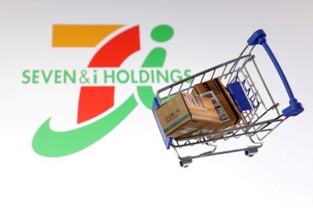 セブン＆アイ・ホールディングスのロゴ。2025年2月撮影のイメージ写真。REUTERS/Dado Ruvic/Illustration