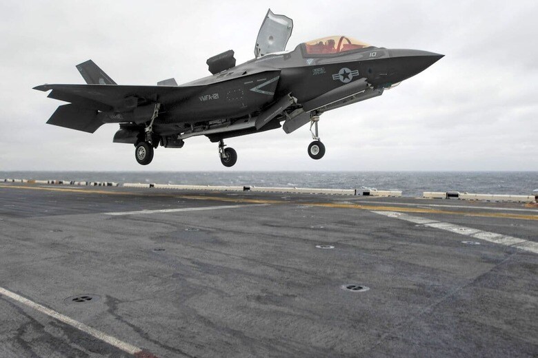 2018年、東シナ海に展開するワスプに着陸するF-35BライトニングII　Michael Molina/U.S. Navy/Handout via REUTERS