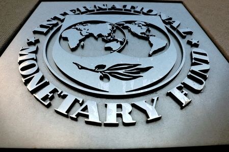 　４月１６日、国際通貨基金（ＩＭＦ）は、最新の世界経済見通し（ＷＥＯ）を発表し、中南米・カリブ海諸国の２０２４年の成長率予測を２．０％と、前回１月から０．１％ポイント上方修正した。写真はＩＭＦのロゴ。米ワシントンで２０１８年９月撮影（２０２４　ロイター／Yuri Gripas）
