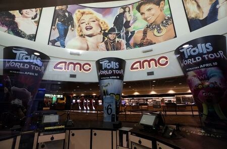 米映画館チェーン大手ＡＭＣエンターテインメント・ホールディングスは１９日、ニューヨーク州の十数カ所の映画館を２３日から再開すると発表した。カリフォルニア州バーバンクで６月撮影（２０２０年　ロイター/MARIO ANZUONI）