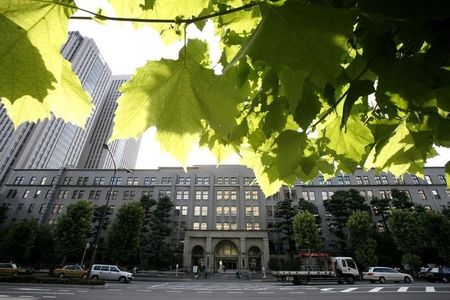 　１２月１日、財務省が発表した７─９月期の法人企業統計によると、金融業と保険業を除く全産業の設備投資額は前年同期比３．４％増だった。２００９年７月、財務省前で撮影（２０２３年　ロイター）