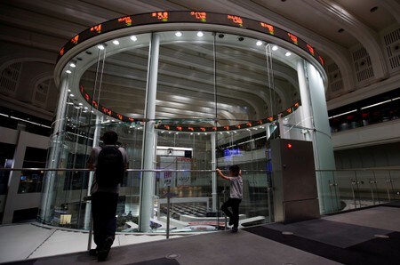 　１０月２９日、東京株式市場は強気の相場展開を続けており、日経平均株価は２９日、約１年ぶりに一時２万３０００円を回復した。写真は東京証券取引所で昨年１０月撮影（２０１９年　ロイター／Issei Kato）