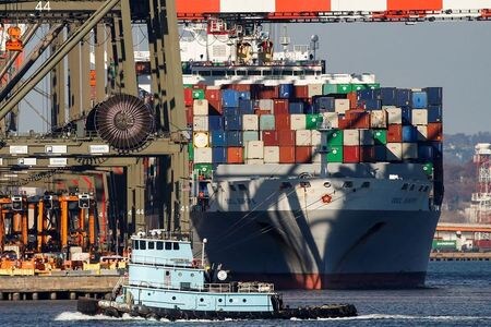 米商務省が２８日発表した９月の財貿易収支は、赤字幅が４．５％縮小して７９３億７４００万ドルだった。ニュージャージー州ニューアークで２０１７年１１月撮影（２０２０年　ロイター/Brendan McDermid）
