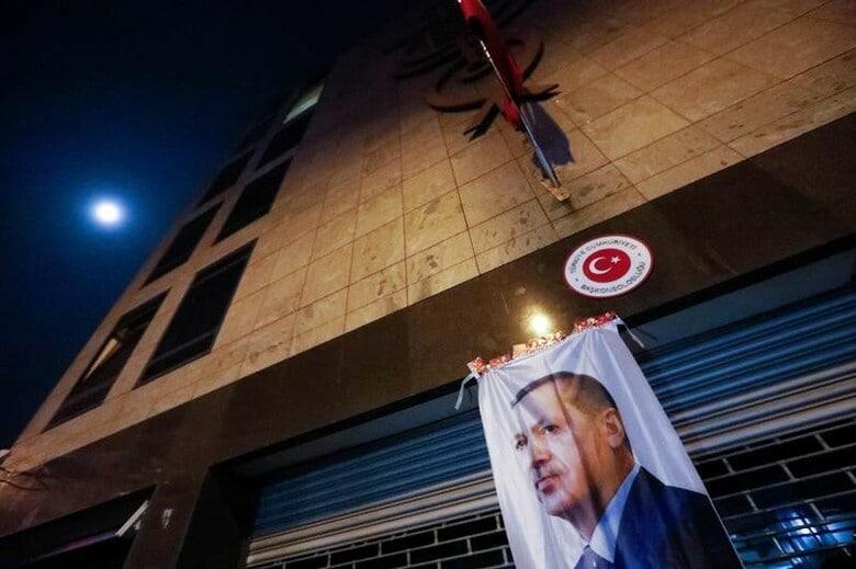 ３月１３日、オランダ国内でのトルコ系住民集会に参加しようとしたトルコ閣僚の入国をオランダ政府が拒否したことを受け、トルコは、オランダとのハイレベルの外交関係を停止すると発表した。写真はオランダ・ロッテルダムのトルコ大使館に飾られたトルコ・エルドアン大統領の写真。１２日撮影（２０１７年　ロイター／Yves Herman）