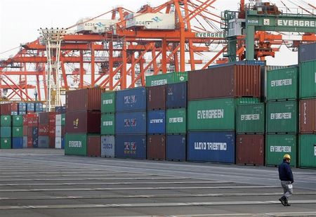 　４月８日、財務省が発表した国際収支状況速報によると、２月の経常収支は３兆１６８８億円の黒字となった。都内の港で２０１１年２月撮影（２０１８年　ロイター/Toru Hanai）