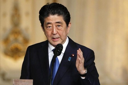 　６月１３日、安倍晋三首相は、日本テレビ系列の番組に出演し、北朝鮮の非核化に関して、核兵器の廃棄に必要な費用を日本が負担する可能性があることを明らかにした。写真はトランプ大統領との会談後に会見する同首相。４月にフロリダで撮影（２０１８年　ロイター／Joe Skipper）