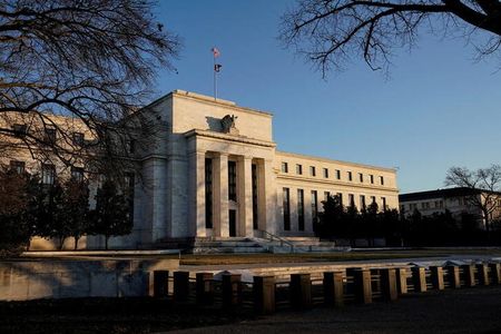 　コロナ禍が経済を恐慌に落とし入れるのを防いで賞賛を浴びた世界の中央銀行が今、その後始末に苦慮している。写真はワシントンのＦＲＢ。１月撮影（２０２２年　ロイター／Joshua Roberts）