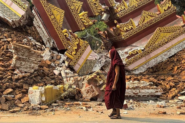 大地震で仏塔が倒壊（ミャンマー中部マンダレー、3月30日）　AP/AFLO