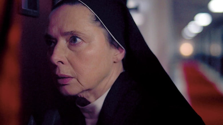 映画『教皇選挙』でシスター・アグネスを演じるイザベラ・ロッセリーニ（Isabella Rossellini）