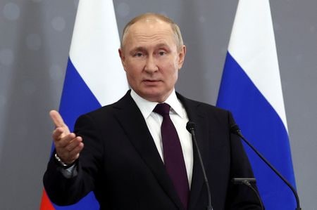 ブラジルのルラ次期大統領は２０日、ロシアのプーチン大統領と対話し、プーチン氏が両国の関係強化に期待を表明したと明らかにした。写真は１０月１４日、カザフスタンのアスタナで記者会見するロシアのプーチン大統領（２０２２年　ロイター／Sputnik/Valery Sharifulin/Pool via REUTERS）