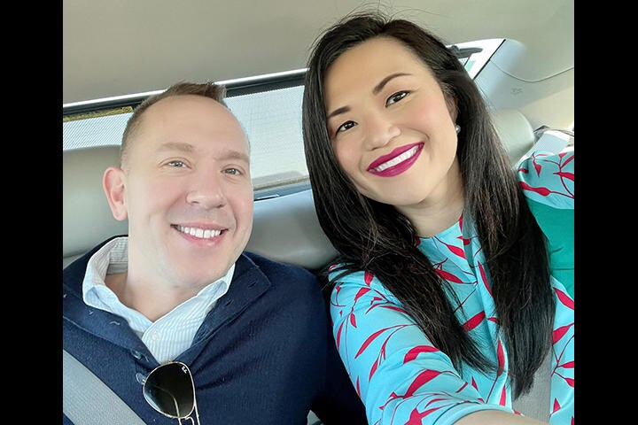 元上司のトランプ同様に新型コロナと中国人を結びつける発言をして激しい批判を浴びているセリー・キム（右）　Twitter