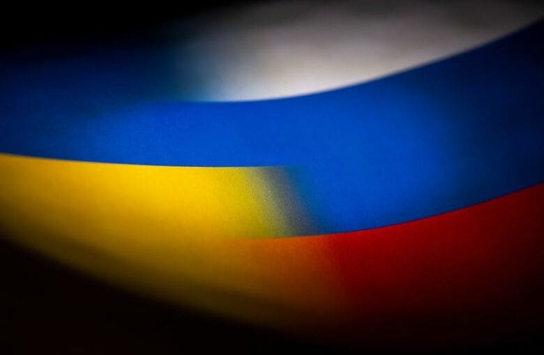 写真はロシアとウクライナの国旗。2022年1月撮影。REUTERS/Dado Ruvic