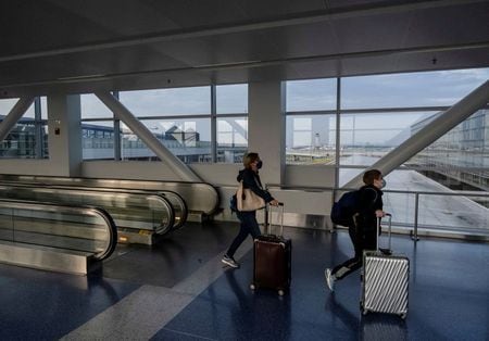 ロイターの集計によると、新型コロナウイルスの感染者は世界全体で１億７５７６万人を超え、死者は３９５万４１４７人となった。写真はデトロイトの空港で１２日撮影（２０２１年　ロイター／Seth Herald）