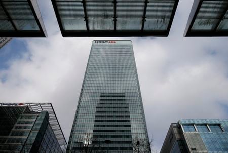 　６月２７日、  英金融大手ＨＳＢＣが、本社をロンドン東部カナリーワーフ地区にある４５階建ての超高層ビル（通称ＨＳＢＣタワー＝写真）から、ロンドン中心部シティーのずっと小さなオフィスビルに移転することを決めた。２０１５年２月撮影（２０２３年　ロイター/Peter Nicholls）