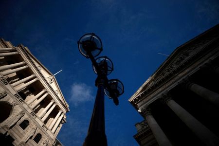 イングランド銀行（英中央銀行）は１６日、量的緩和（ＱＥ）策を通して買い入れた８３００億ポンドの債券のうち９７億５０００万ポンドの国債を２０２３年第１・四半期に売却すると発表した。２０２０年１２月撮影（２０２２年　ロイター/Hannah McKay）