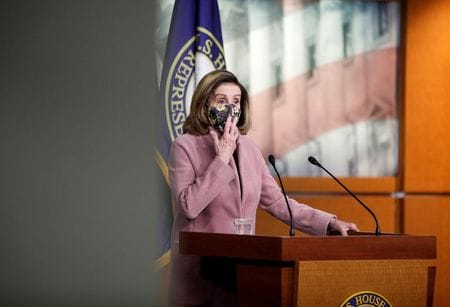 米民主党のペロシ下院議長は２１日、トランプ前大統領に対する上院での弾劾裁判開始を巡り、向こう数日中に民主党内で協議する方針を明らかにした（２０２１年　ロイター/TOM BRENNER）