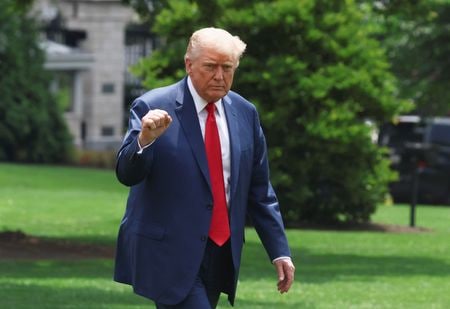 トランプ米大統領は９日、米中がこの日にロンドンで行っている２回目の通商問題を巡る閣僚級協議について、良好な報告を受けていると述べた。ホワイトハウスで撮影（２０２５年　ロイター/Evelyn Hockstein）