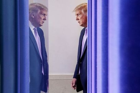 ８月１３日、トランプ米大統領（写真）は、米郵政公社（ＵＳＰＳ）向け予算を含む新型コロナウイルス景気対策法案に対して、拒否権を発動することはないと述べた。ホワイトハウスで撮影（２０２０年　ロイター/Kevin Lamarque ）