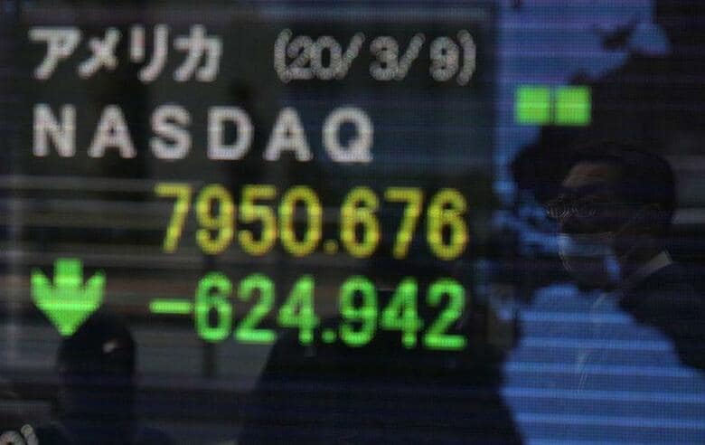 3年4カ月ぶりの高水準となる101円台まで円が急騰した9日、金融市場では奇妙な安ど感が広がった。写真は都内で10日撮影（2020年　ロイター／STOYAN NENOV）