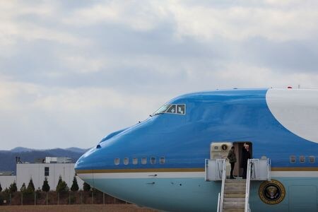 　米大統領専用機「エアフォースワン」の新型機納入時期はさらに遅くなり、２０２９年かそれ以降になる可能性が出てきた。写真は、エアフォースワンに搭乗するトランプ米大統領とメラニア夫人。１月２４日、米ノースカロライナ州アッシュビルで撮影（２０２５年　ロイター/Leah Millis）