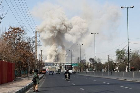 爆発による噴煙、イランのテヘランで5日撮影の提供写真　WANA (West Asia News Agency) via REUTERS