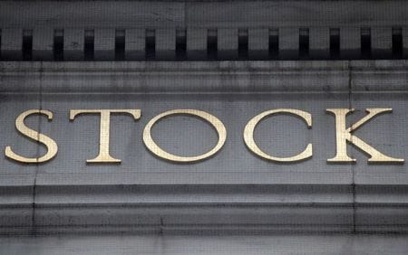 　５月１２日、前場の東京株式市場で、日経平均株価は前営業日比１６９円０７銭安の２万８４３９円５２銭となり、続落した。ＮＹ証取で４日撮影（２０２１年　ロイター／Brendan McDermid）