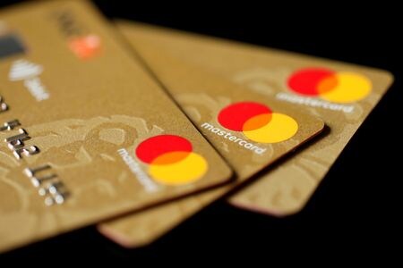 米国のバイデン政権は２３日、米マスターカードに対し、デビットカード決済を処理する際に競合するネットワークの使用を阻止することをやめるよう命じると発表した。資料写真、２０１７年１２月撮影（２０２２年　ロイター／Benoit Tessier）