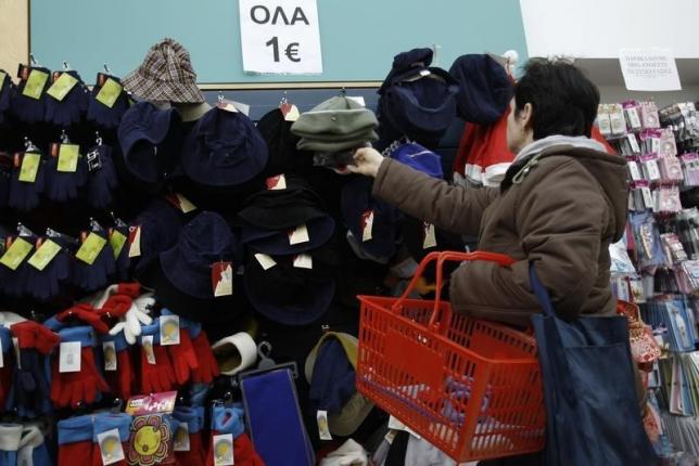 ９月２３日、国際通貨基金（ＩＭＦ）はギリシャに対する年次審査報告で、債務を維持可能な水準にして経済を回復機能に乗せるために大幅な債務軽減措置が必要だと指摘した。写真はアテネで２０１１年１２月撮影（２０１６年　ロイター／Yiorgos Karahalis）