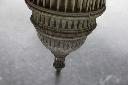 　１２月１０日、米下院民主党はトランプ大統領のウクライナ疑惑を巡る弾劾訴追状案を公表し、「権力乱用」と「議会妨害」の２つの条項を弾劾訴追の根拠とする方針を示した。写真は米議会。１２月１０日、ワシントンで撮影（２０１９年　ロイター/Yuri Gripas）