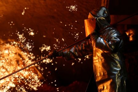 写真は2025年11月、ドイツ・デュースブルクの製鉄工場で撮影。REUTERS/Leon Kuegeler