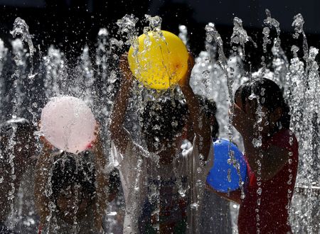 　４月１７日、岸田文雄政権の子ども・子育て支援法改正案に対し、近く立憲民主党が日銀保有の上場投資信託（ＥＴＦ）からの分配金を財源に充てる修正案を提出する。写真は東京都内で２０１５年撮影（２０２４年　ロイター/Issei Kato）