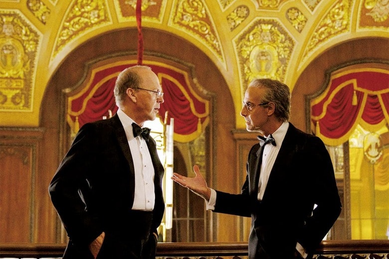 （写真左）嫌われ者になったファインバーグを演じるキートン　©2020 WILW HOLDINGS LLC. ALL RIGHTS RESERVED.