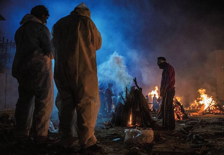 火葬はヒンドゥーでは聖なる弔いの過程だ。欧米視聴者の見せ物ではない（ニューデリー、4月21日）　DANISH SIDDIQUIーREUTERS