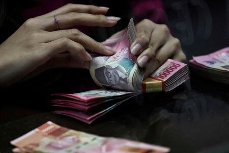 １０月２０日、 インドネシアのプルバヤ財務相は政府は「中央銀行をコントロール」できないと前置きしながらも、インフレ率を現行水準に維持する政策を実施すれば、インドネシア中銀（ＢＩ）は追加利下げの必要性を迫られるとの見解を示した。写真はジャカルタの両替店で４月撮影（２２０５年　ロイター/Willy Kurniawan）