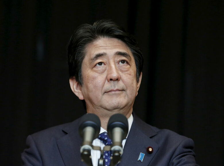 １２月２１日、安倍晋三首相の周辺では、２０１７年４月に予定されている消費税率１０％への引き上げ延期を主張する声が増えてきた。写真はクアラルンプールで１１月撮影（２０１５年　ロイター／Olivia Harris）